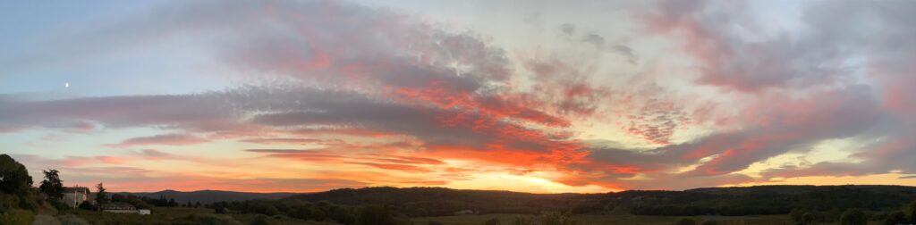 Sowohl vom Pool als auch vom Garten aus haben Sie einen spektakulären Blick auf die untergehende Sonne.